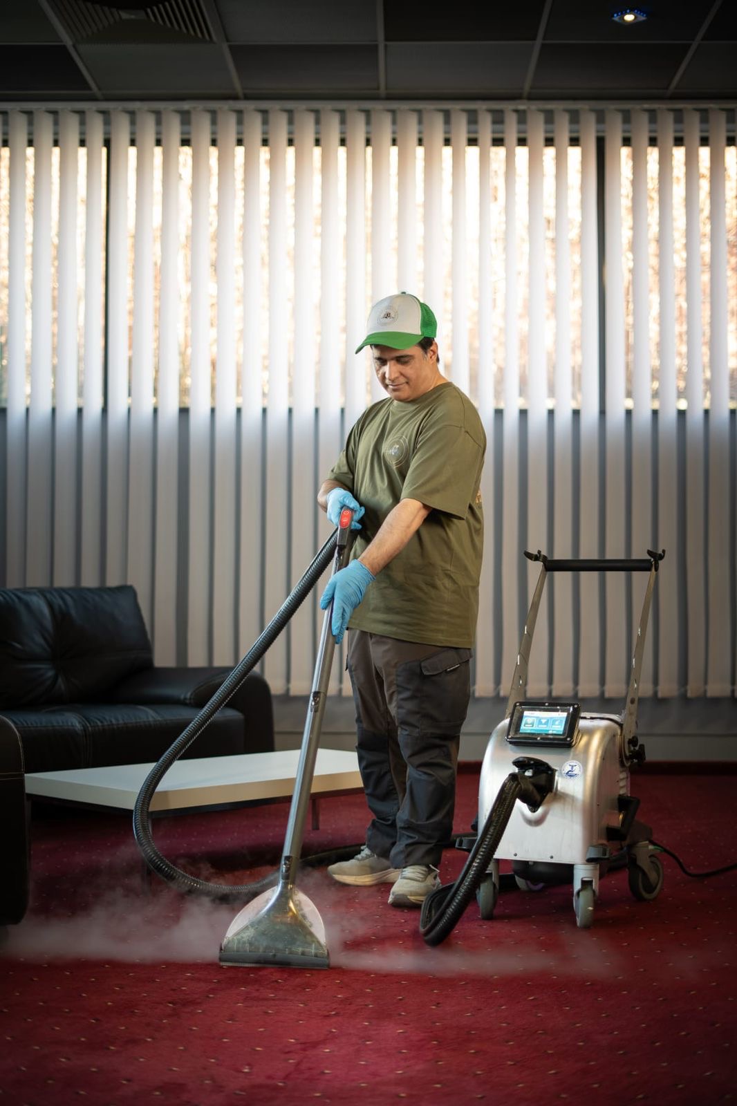 Mitarbeiter bei der professionellen Teppichreinigung